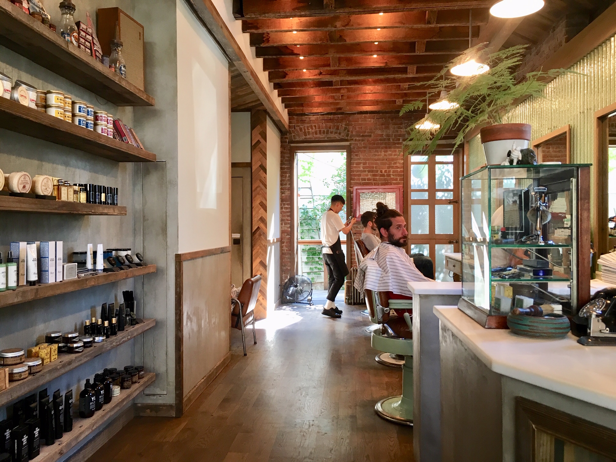 古い風習を現代風にアレンジ。理髪店×コーヒーショップ「COTTER BARBER」のブランドストーリー パケトラ ｜ 世界各国で暮らすライターがお届けする、ビジネスアイデア情報。ビジネスの