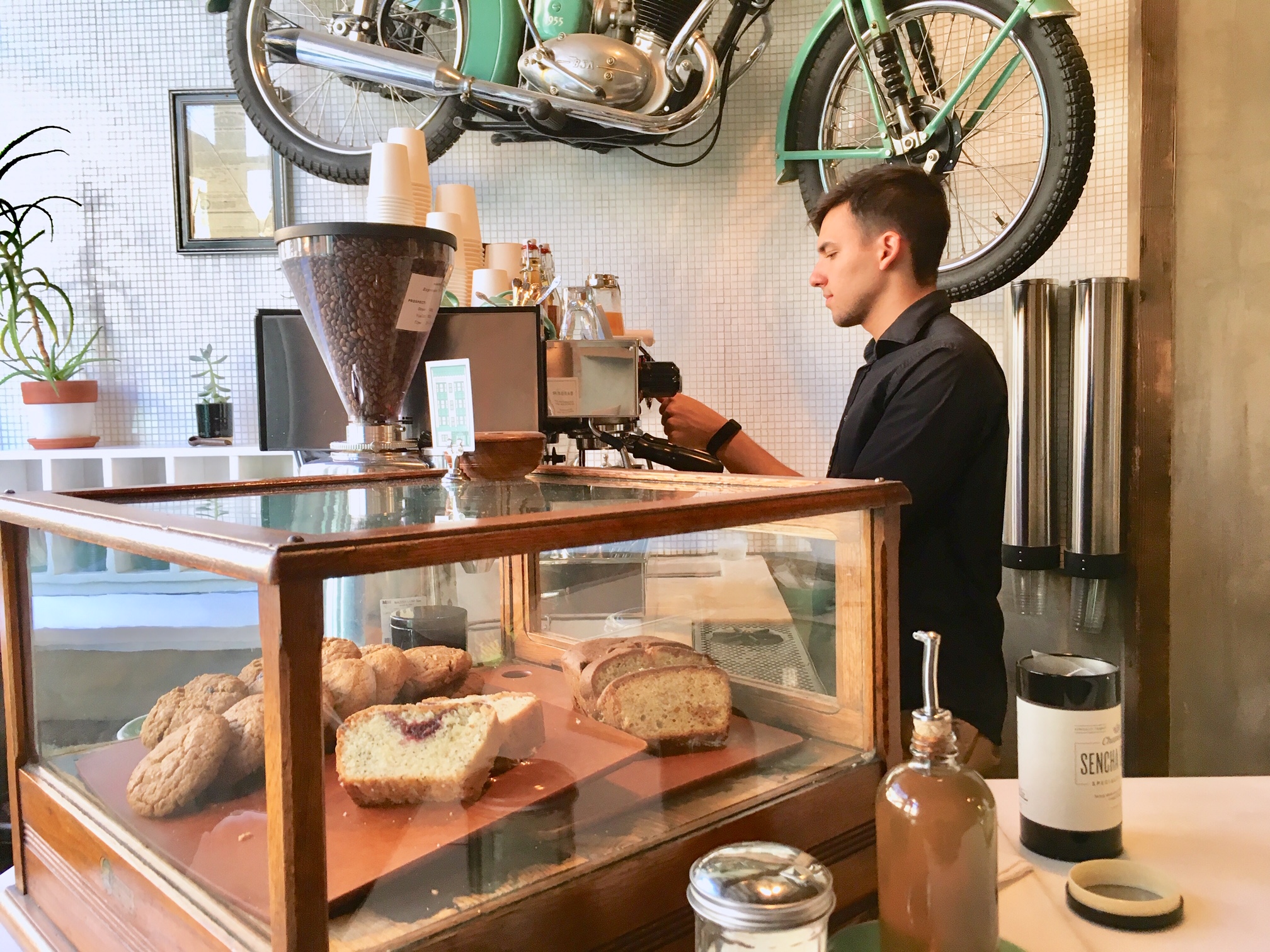 古い風習を現代風にアレンジ。理髪店×コーヒーショップ「COTTER BARBER」のブランドストーリー パケトラ ｜ 世界各国で暮らすライターがお届けする、ビジネスアイデア情報。ビジネスの