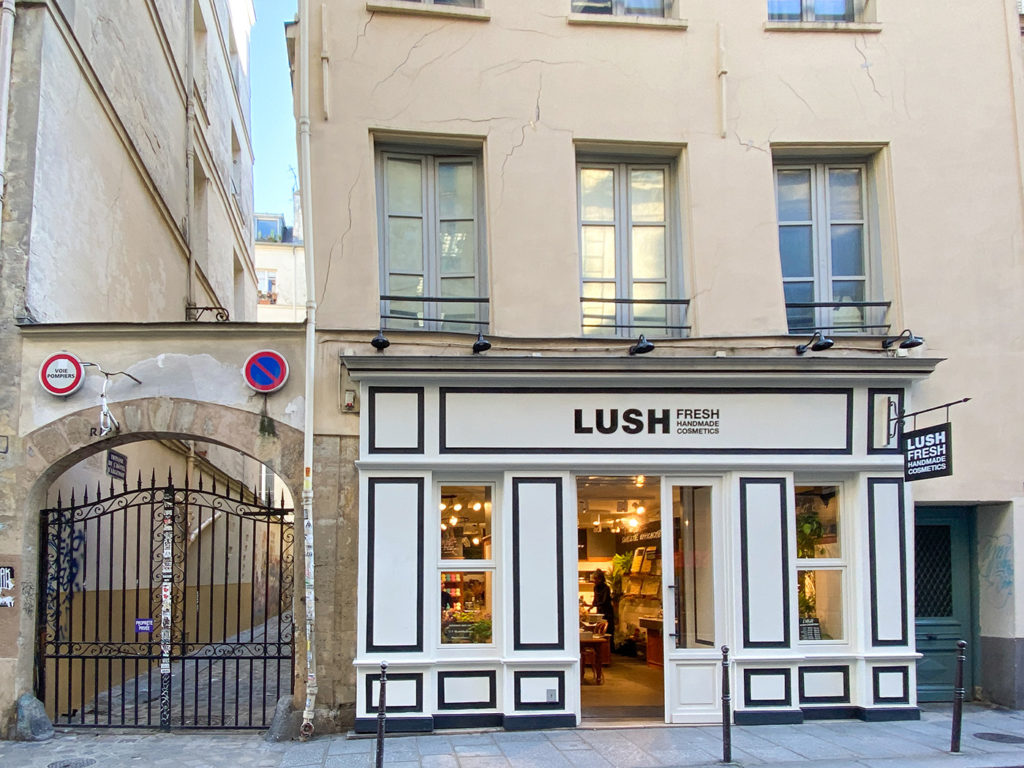 コスメも使い切りの時代へ Lush ラッシュ がパリで打ち出す新コンセプトストア Fresh Flowers パケトラ 世界各国で暮らすライターがお届けする ビジネスアイデア情報 ビジネスのヒントや閃きのきっかけに