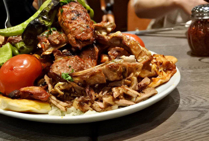 ごく庶民的なトルコ料理レストランでいただける「ミックス・グリル」。肉も野菜もてんこ盛り。