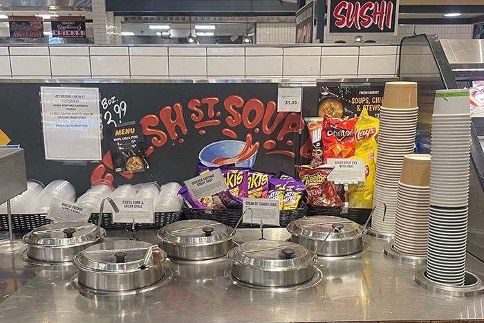 スープバーやカレーバーも併設されている