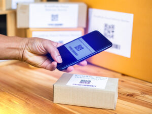 スマホをQRコードにかざしているイメージ