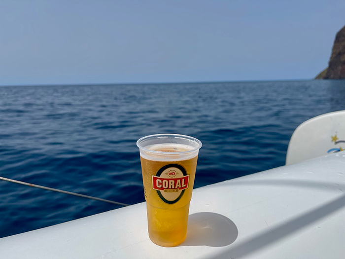 海と青空のお供はキレのあるビール!(筆者撮影)
