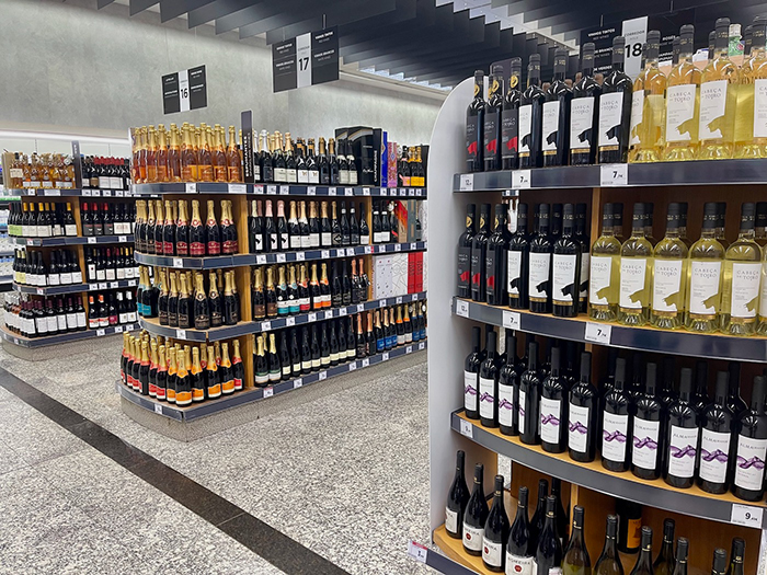 スーパーのワイン売り場
