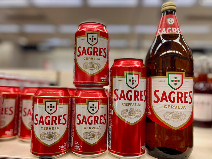 盾が描かれた「サグレス」のビール(筆者撮影)
