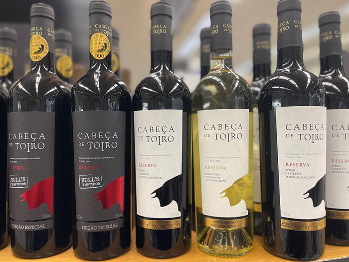 牛の頭の形に切り抜かれたラベルの「Cabeça de Toiro」