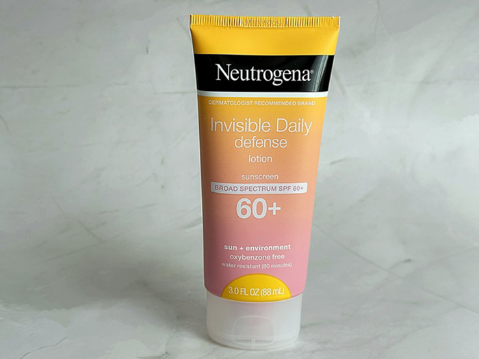 明るく華やかなNeutrogenaのパッケージ