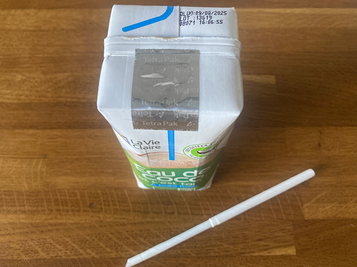 こちらはストロー付き