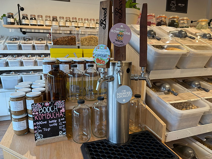 店内で作ったコンブチャも量り売りされている