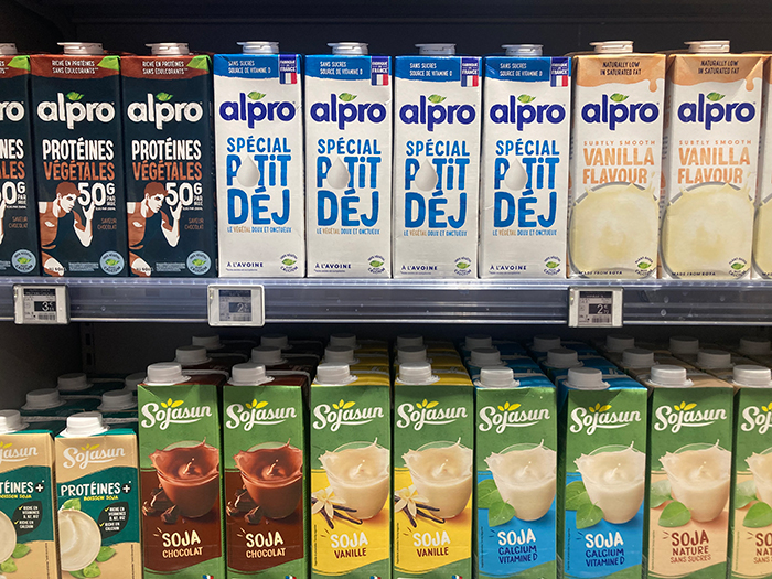 フランスの豆乳の豊富なバリエーション。スーパーマーケットのコーナーで