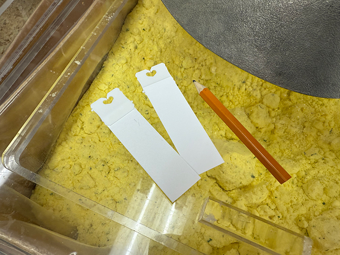 詰めた商品の内容を記入できる紙とペン