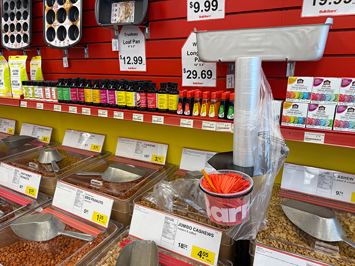 Bulk Barnでの量り売りの様子