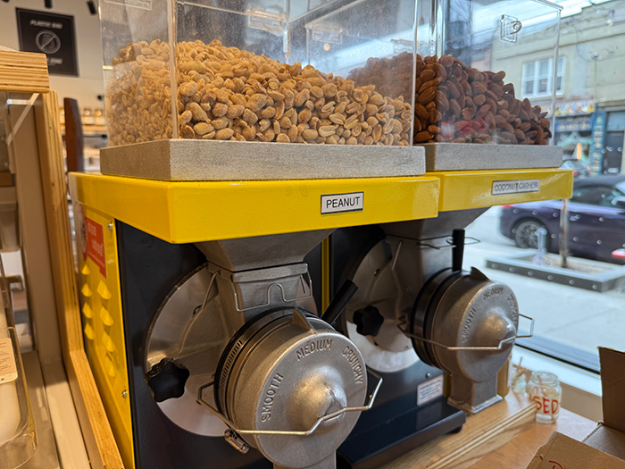 自家製のナッツバターが量り売りされている様子
