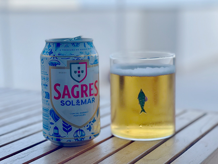 屋外で撮影した「サグレス」のビール