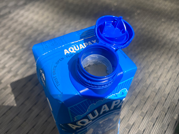 現在、EU域内の飲料容器はキャップが外れない仕様になっています。