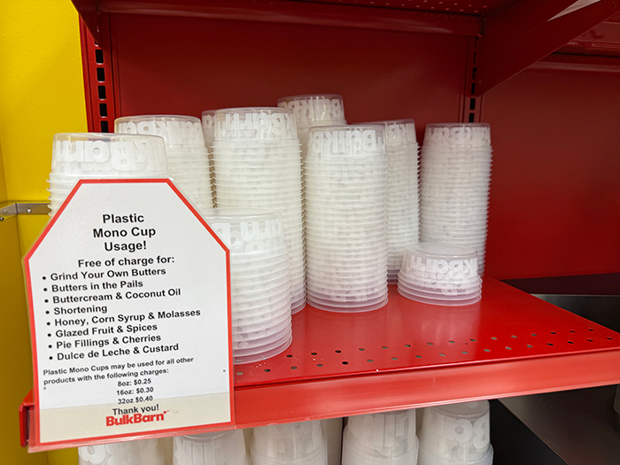 店頭にある無料のプラスチックカップ