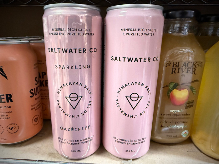 SaltWater Co.の飲料水のパッケージ