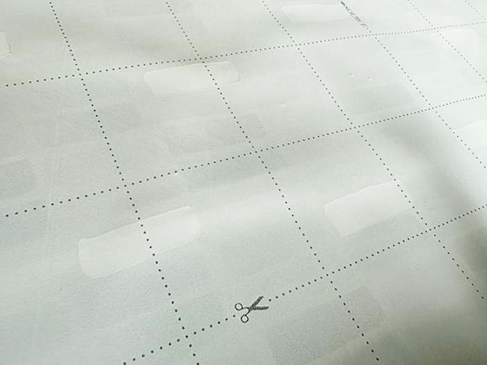 包装紙の裏側にまっすぐカットできるような目印が印刷されている