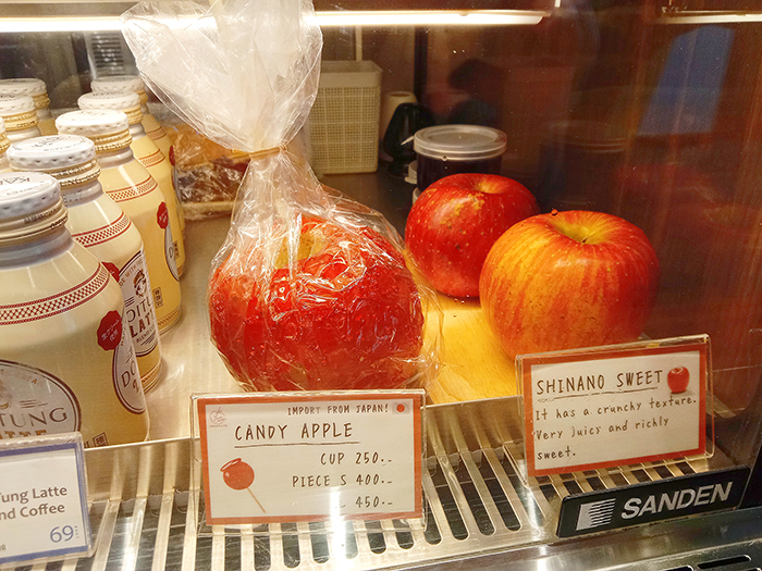 りんごとりんご飴が売られている様子