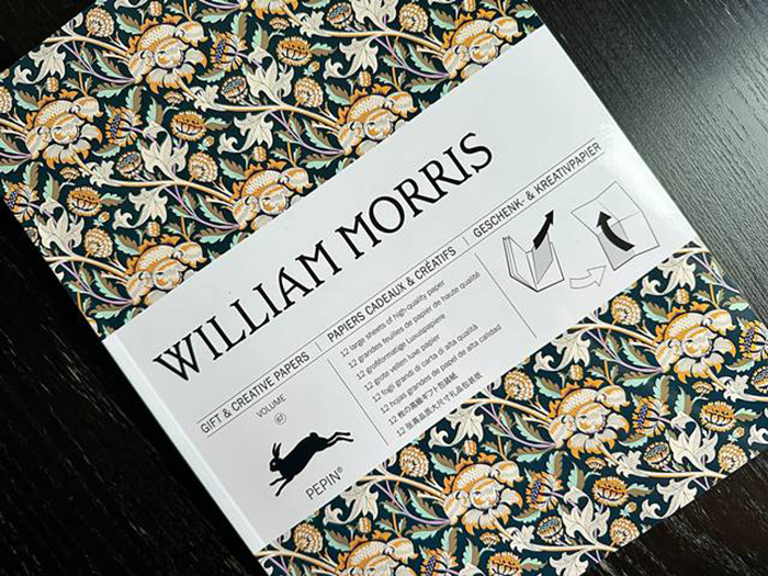 William Morrisのラッピングペーパーが集められた本