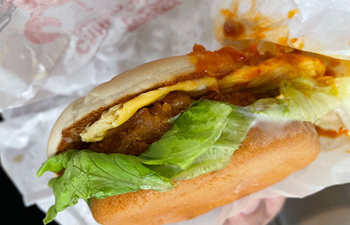 チリソースがふんだんに入ったハンバーガー