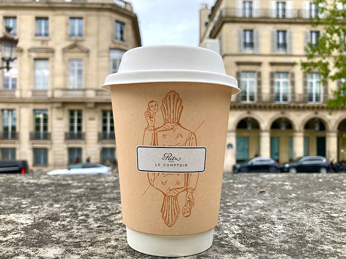 デザインはカップ本体に。コーヒーの熱を遮る「紙スリーブ」ではありません。