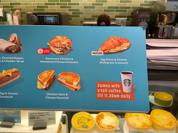 3種のメインメニューとコーヒーが載ったメニュー表