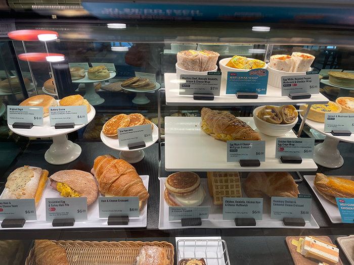 商品はショーケースに並んでいる