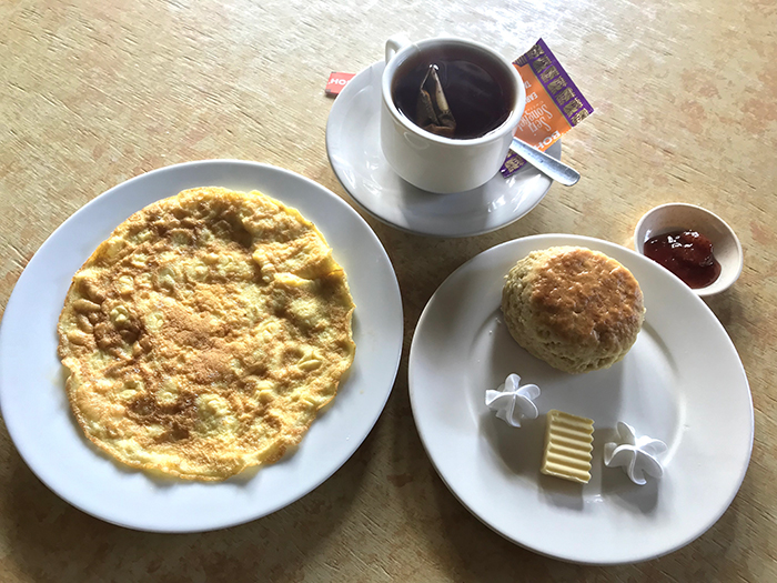 BOH紅茶とスコーンとオムレツ