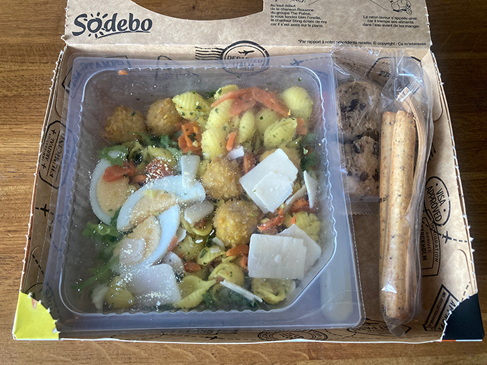 Salade Poulet Pané(チキンカツサラダ)。ドレッシング、クッキー、フォークが一緒に入っている。