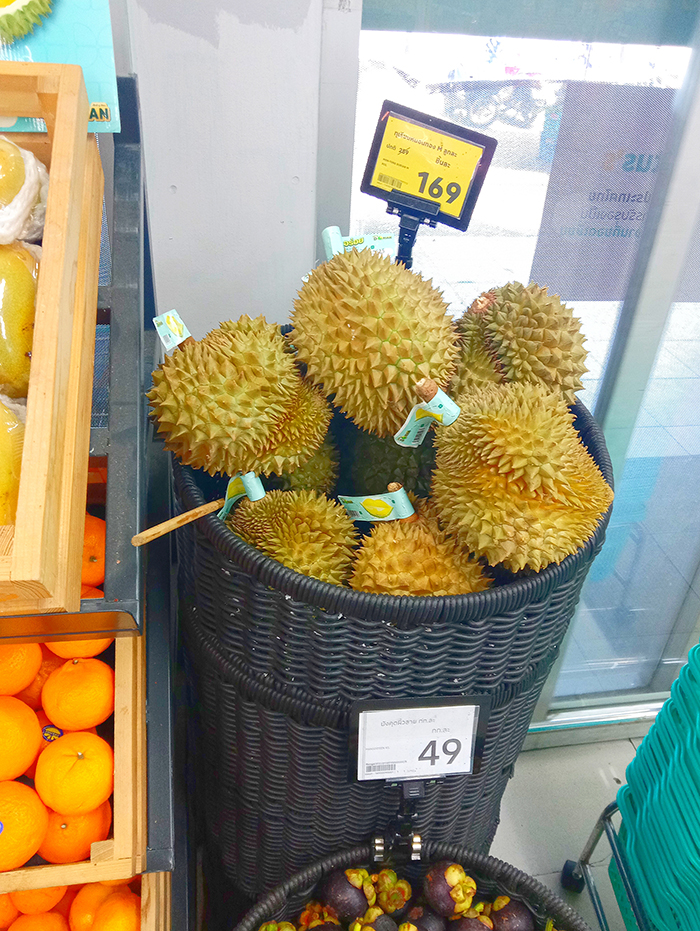 カゴ山盛りのドリアン