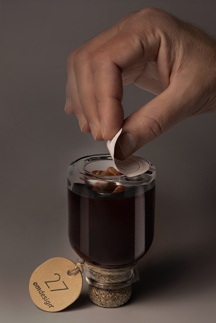 瓶の底にはおつまみのアーモンド