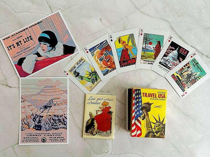 アメリカ旅行のヴィンテージポスターが描かれたトランプやポストカード