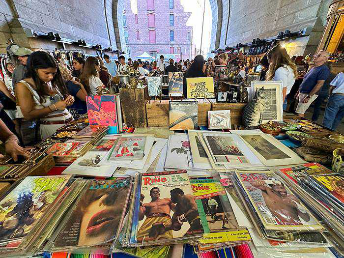 所狭しと並んだアート系のカードやポスター