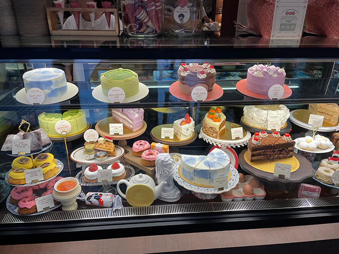 ショーケースに並んだケーキや焼き菓子