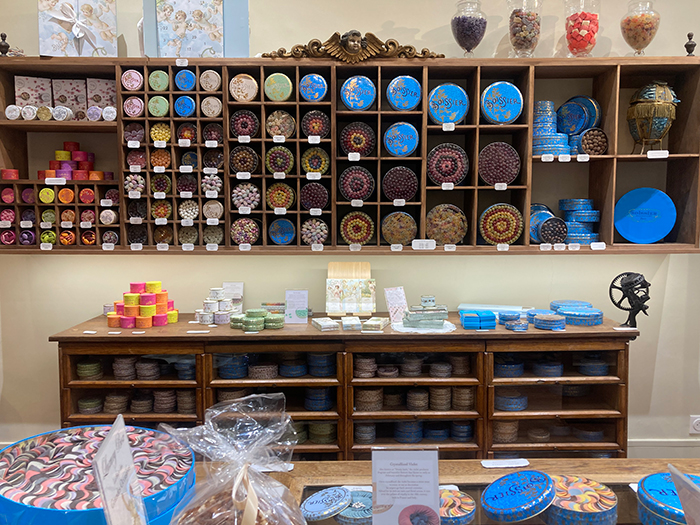 色とりどりのフルーツキャンディ「ボンボンブール」が棚に並んでいます。