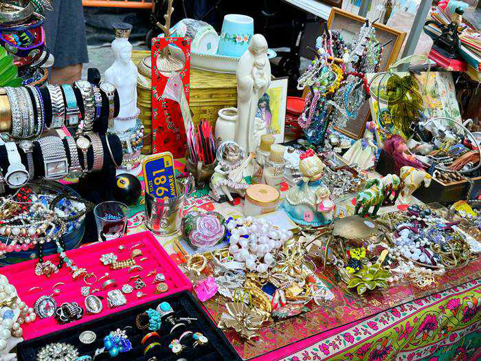 指輪やブレスレットなどのヴィンテージジュエリー