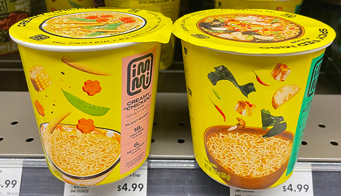 インミのインパクトのある黄色いパッケージのラーメン