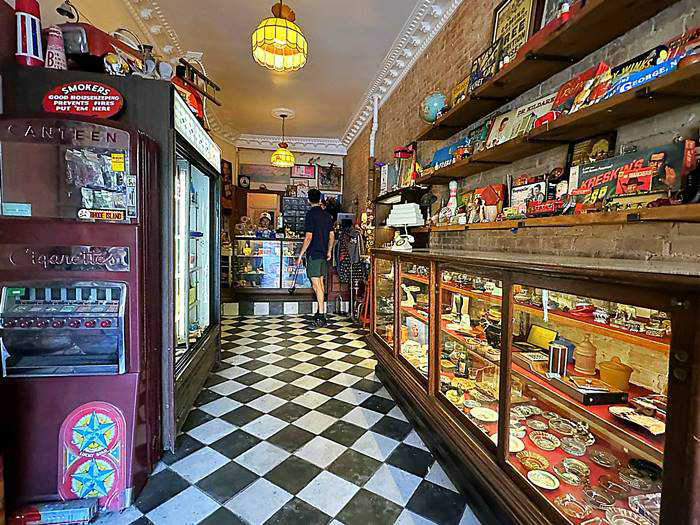 レトロな雑貨が並ぶヴィンテージデザインのキャンディショップ