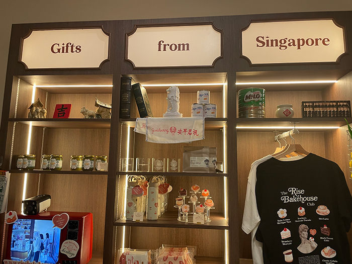 クラシックとモダンが混ざり合ったグッズコーナー