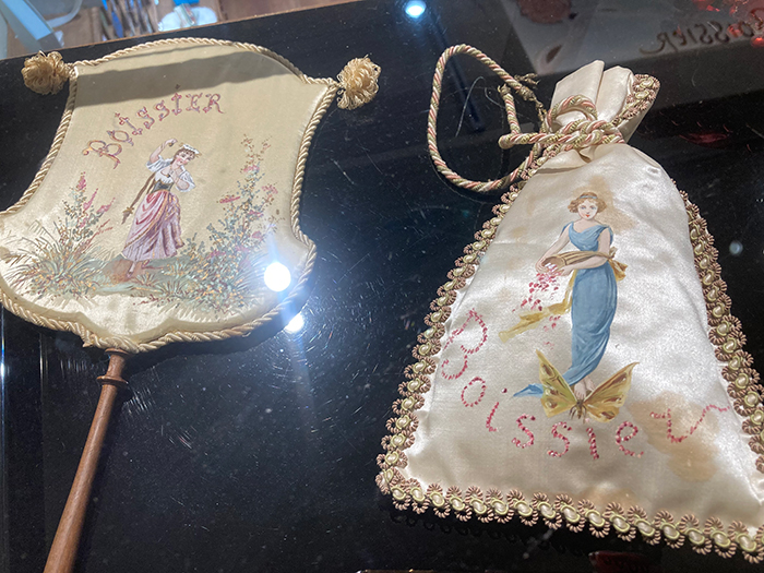 キャンディが詰められていたかつての巾着袋(写真右)