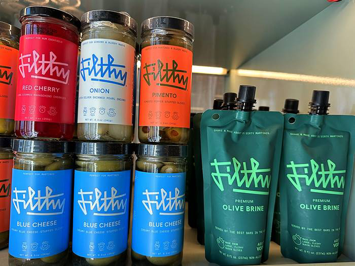 奇抜で大胆なタイポグラフィが印象的な「Filthy」のパッケージ