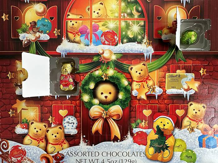 テディベアのチョコレートや「Lindt」の代表的なチョコレートが入っている