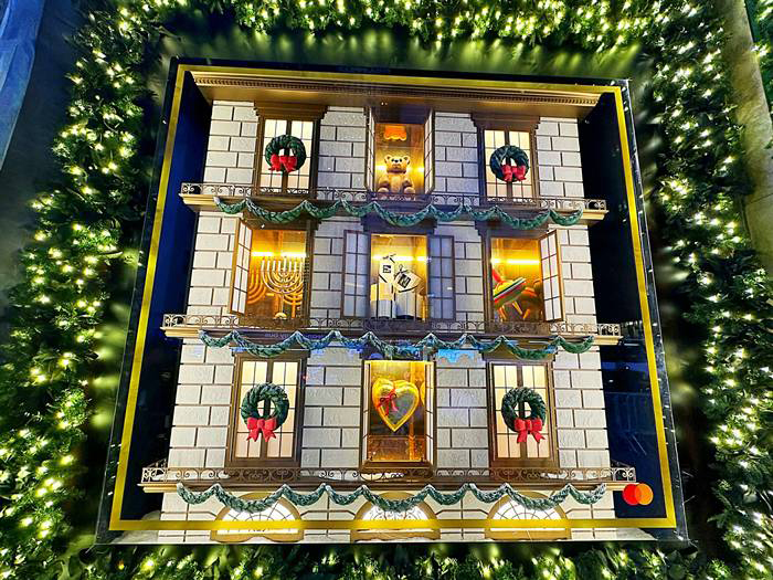 サックス・フィフス・アヴェニューのホリデーウィンドウに大きなアドベントカレンダーが登場