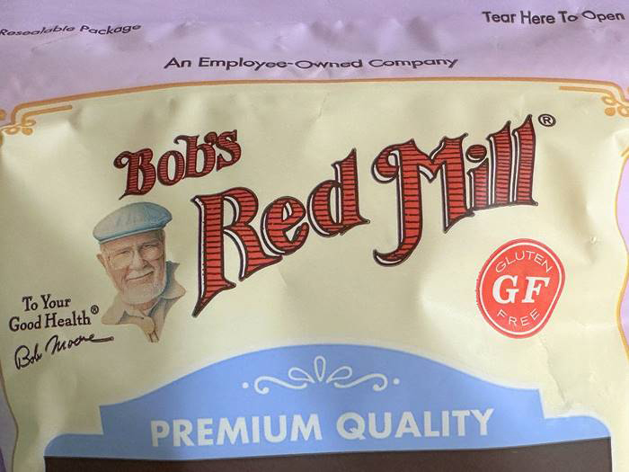 ロゴのタイポグラフィが印象的な「Bob's Red Mill」のパッケージ
