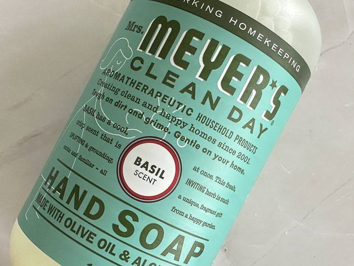 ヴィンテージ風のタイポグラフィのロゴが使用されている「Mrs. Meyer's Clean Day」のハンドソープ