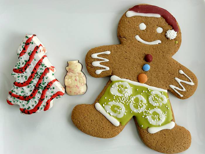 左から、クリスマスツリーケーキ、ペパーミントバーク、ジンジャーブレッドクッキー