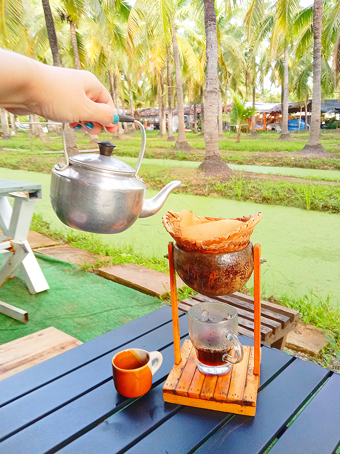 朝一で貸し切りのようなマーケットでコーヒーを楽しむ様子