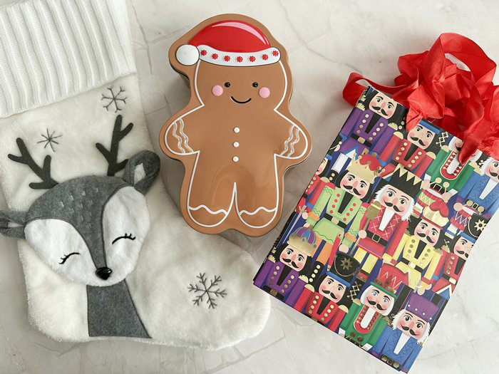 左から、トナカイが描かれた大きなクリスマスソックス、ジンジャーブレッドマンの缶パッケージ、くるみ割り人形がデザインされた紙袋