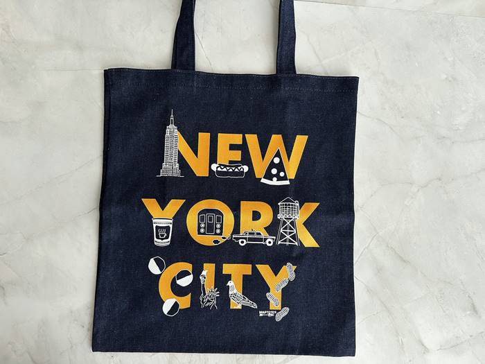 文字と絵がバランスよく組み合わされた「Maptote」のトートバッグ